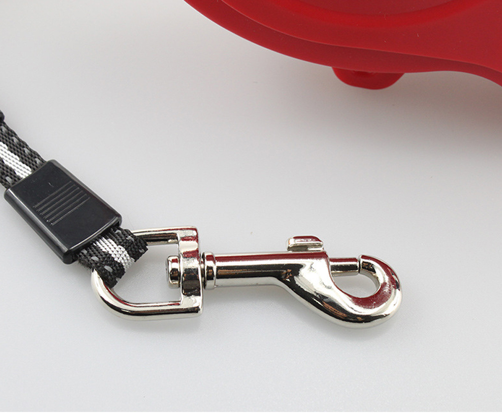 Rotating metal leash hook and reinforced webbing close-up